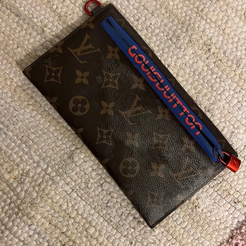 Please Read - used LV wallet with water marks and greased surface..